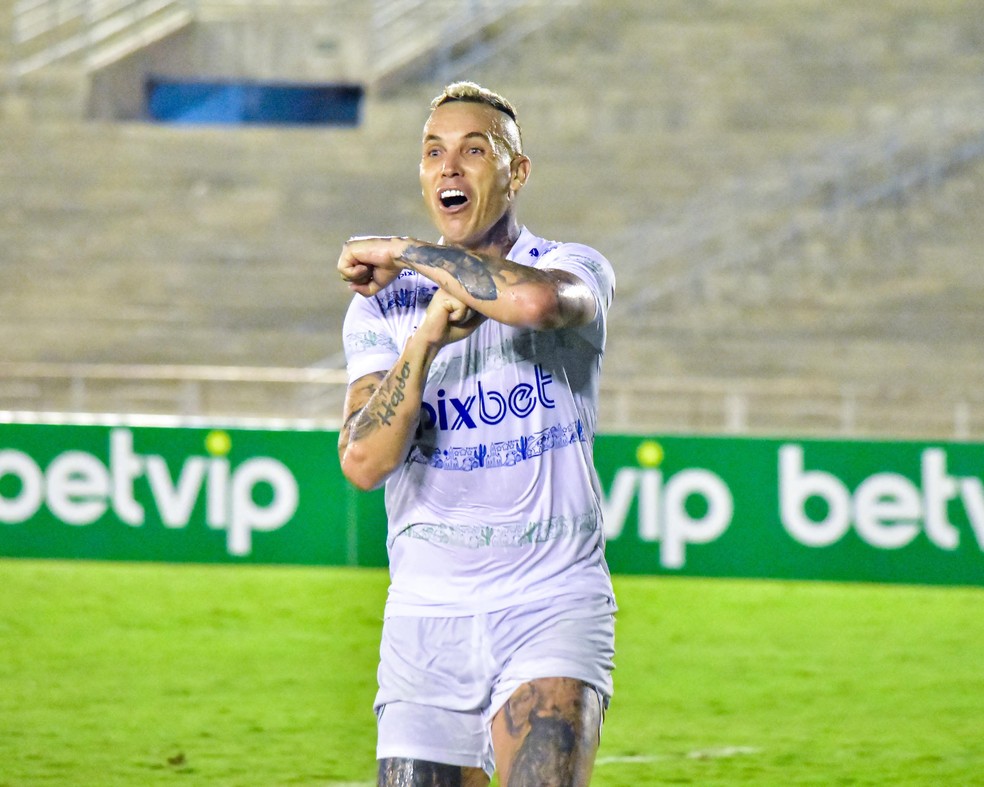 Marcelo Toscano comemorando o gol da virada do Serra Branca — Foto: Estefinho Francelino