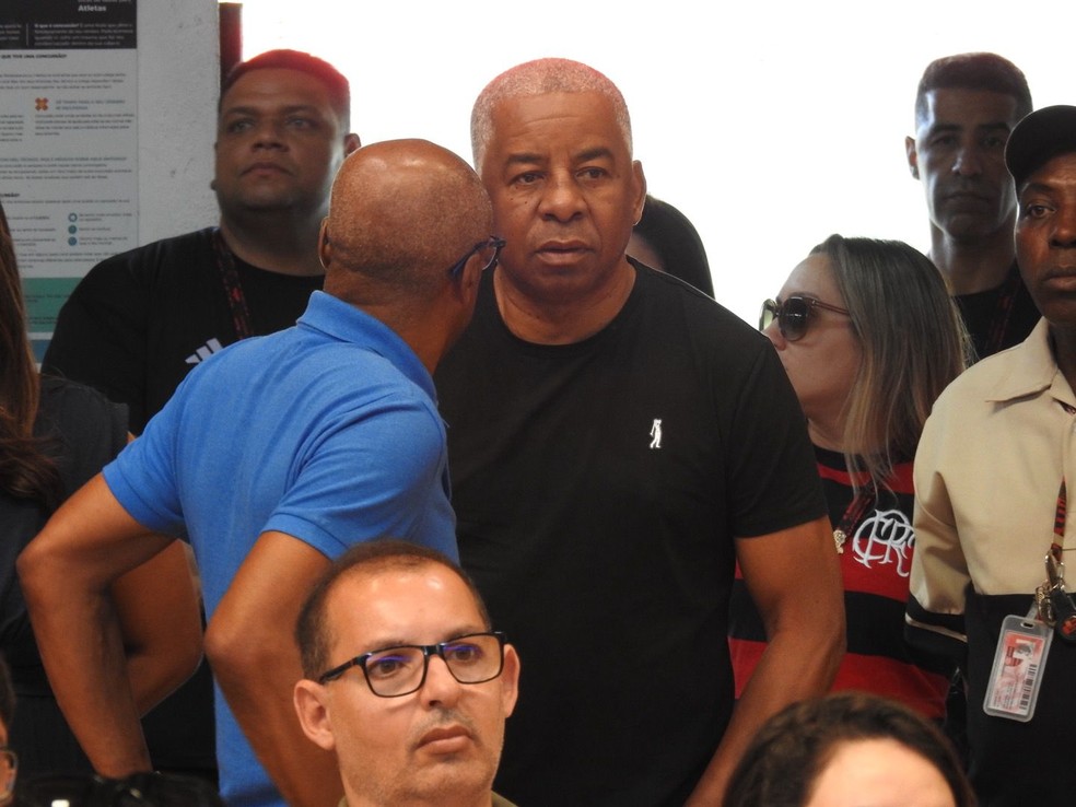 Andrade no vel�rio de Ad�lio, na sede do Flamengo, na G�vea � Foto: Fred Gomes / ge