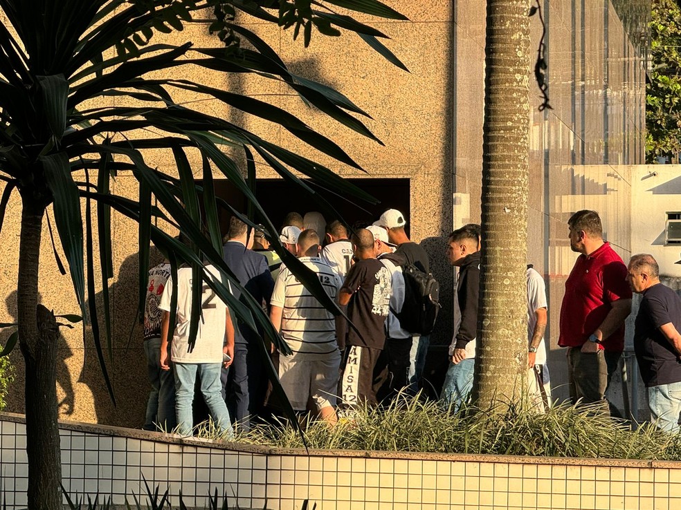 Torcedores do Corinthians estiveram no Parque São Jorge — Foto: Emilio Botta