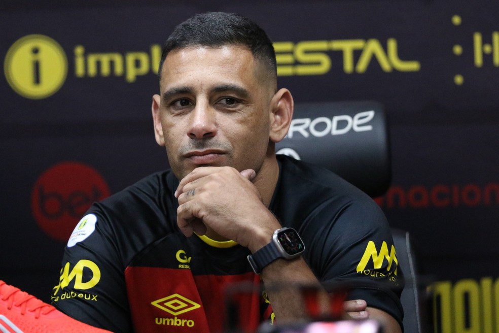Diego Souza em coletiva de apresentação no Sport — Foto: Marlon Costa/Pernambuco Press
