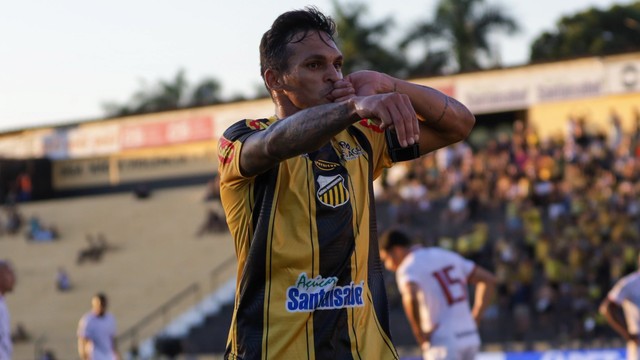 Robson comemora gol do Novorizontino contra o Atlético-GO