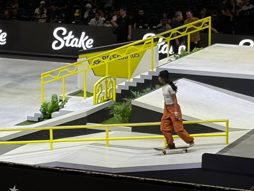 Rayssa Leal no aquecimento para a final da SLS Super Crown — Foto: David Abramvezt