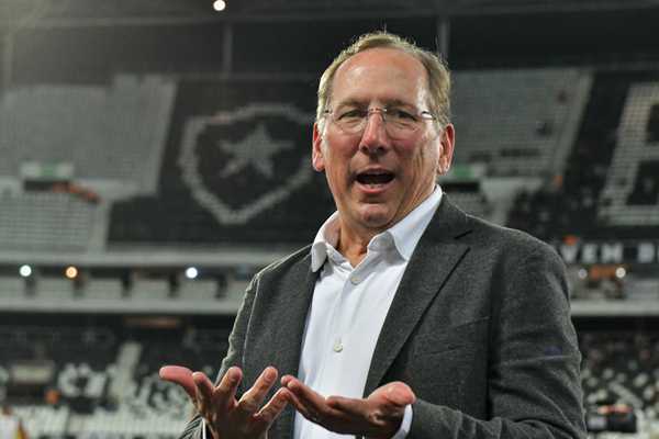 Textor, do Botafogo, critica VAR por expulsão de Adryelson em jogo contra Palmeiras.