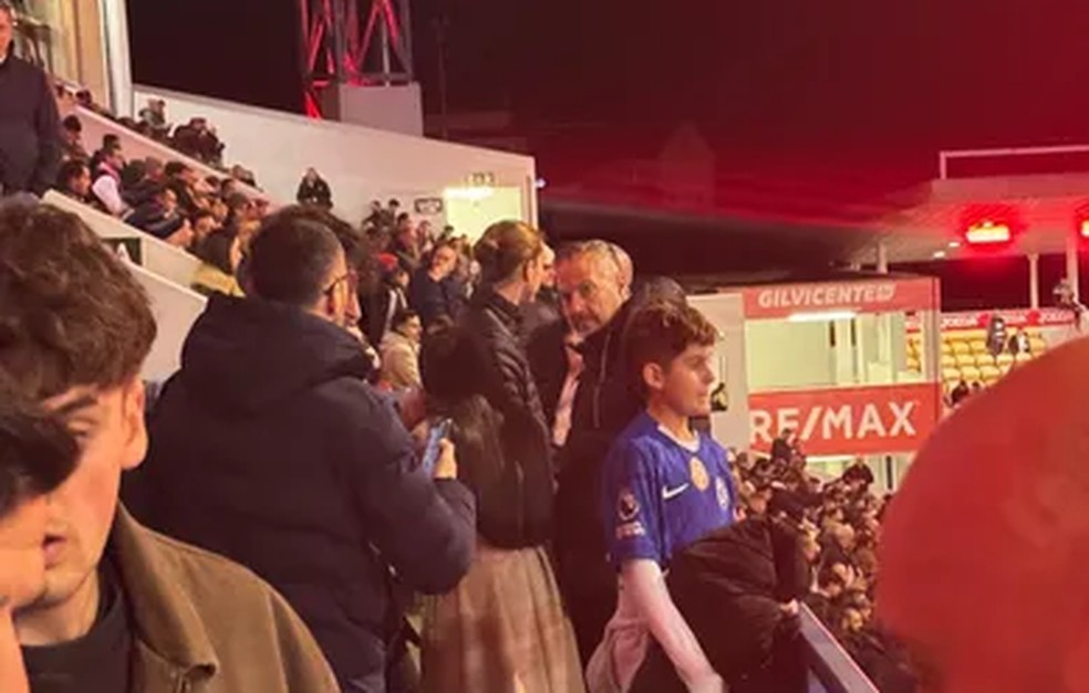 Filipe Luís e José Boto em jogo entre Gil Vicente e Sporting, em Portugal — Foto: Reprodução/Record