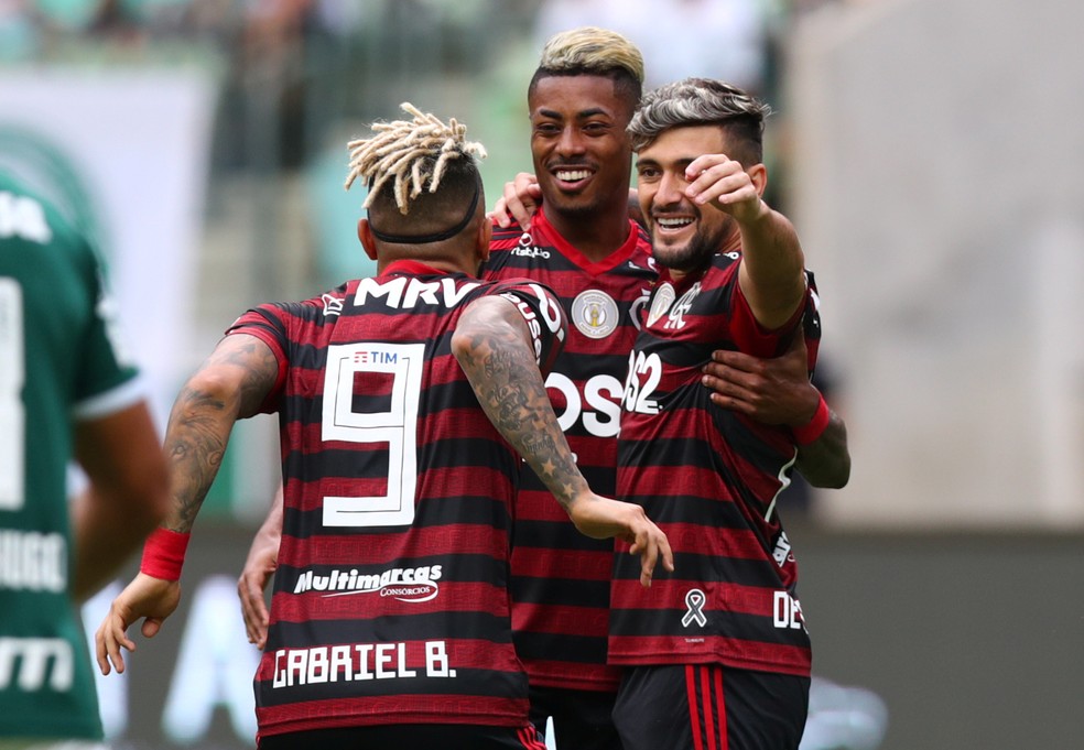 Agora é oficial! Bruno Henrique assina renovação com o Flamengo