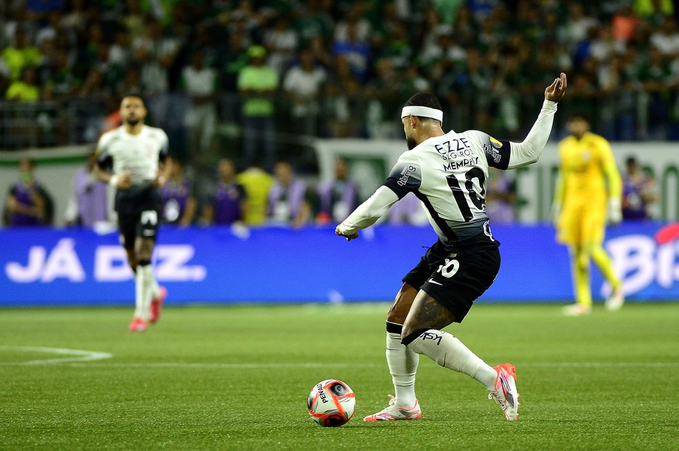 QUASE SAIU? Memphis Depay recebeu proposta astronômica para sair do Corinthians, afirma diretor