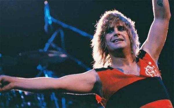 Há 40 anos, Ozzy Osbourne "inaugurava" temporada de shows com camisas do  Flamengo; veja | flamengo | ge