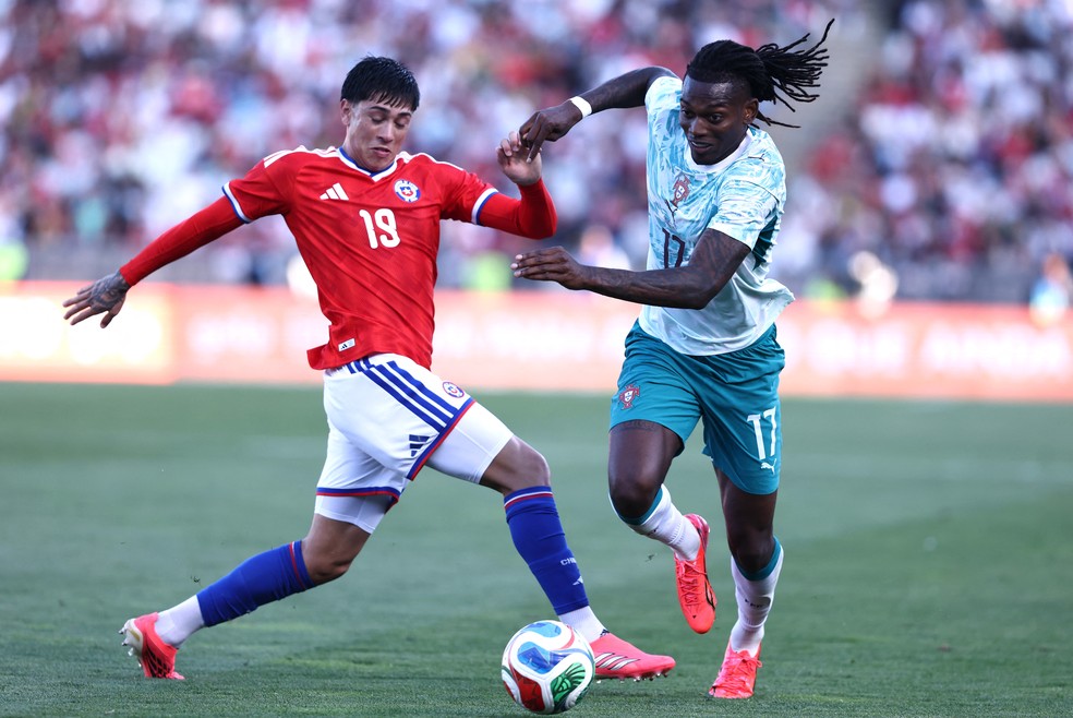 Rafael Leão foi o mais acionado no primeiro tempo de Portugal x Chile — Foto: REUTERS/Rodrigo Antunes