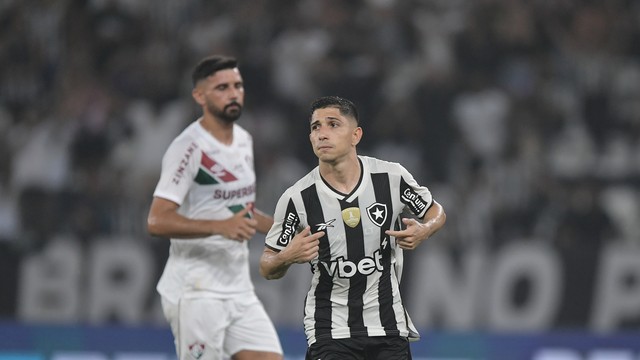 Savarino comemora gol e aponta para patch da Libertadores - Botafogo x Fluminense