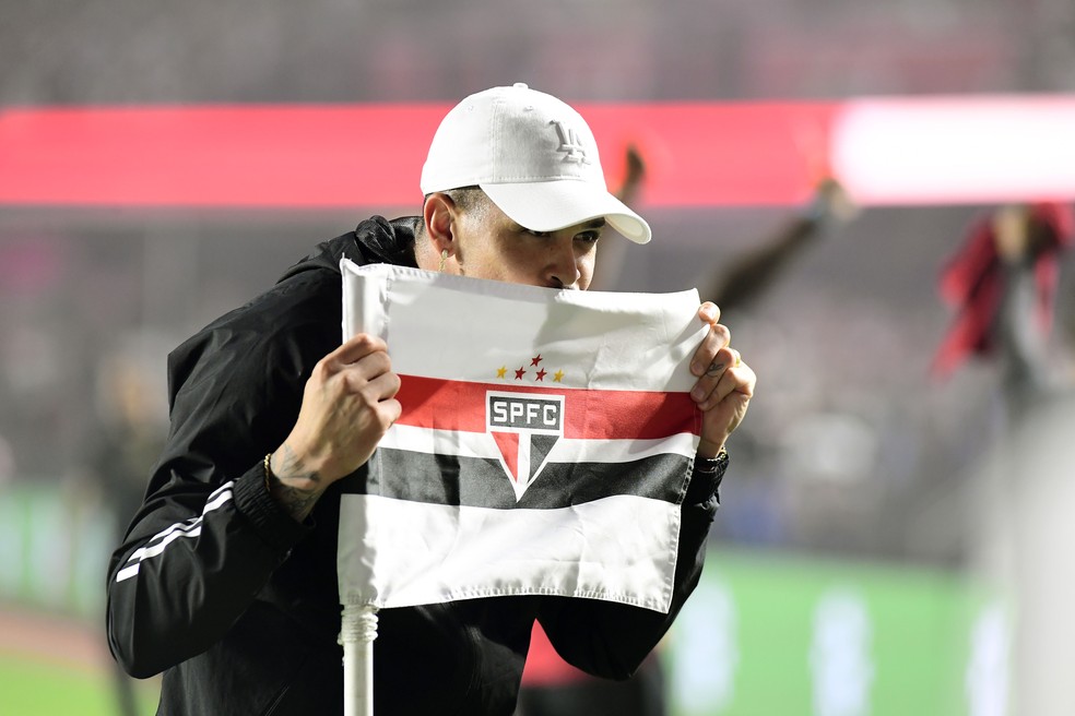 Luciano comemora vitória do São Paulo contra o Corinthians — Foto: Marcos Ribolli