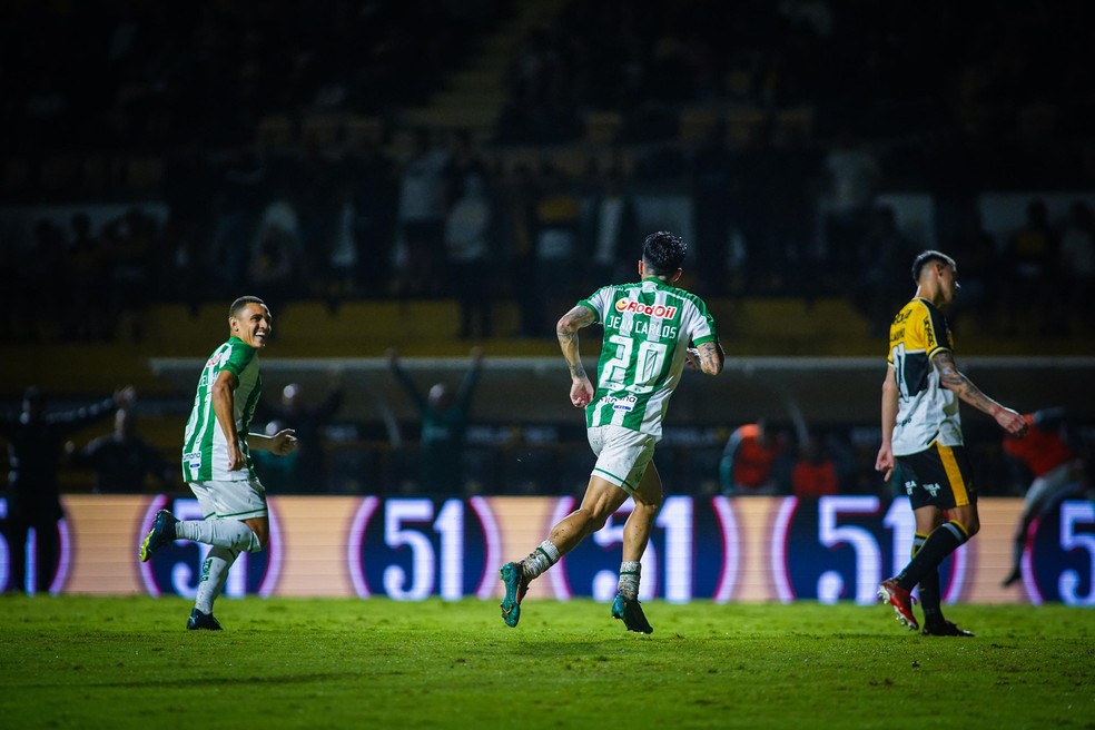 Marcelinho e Jean Carlos comemoram gol do Juventude — Foto: Fernando Alves/ECJ