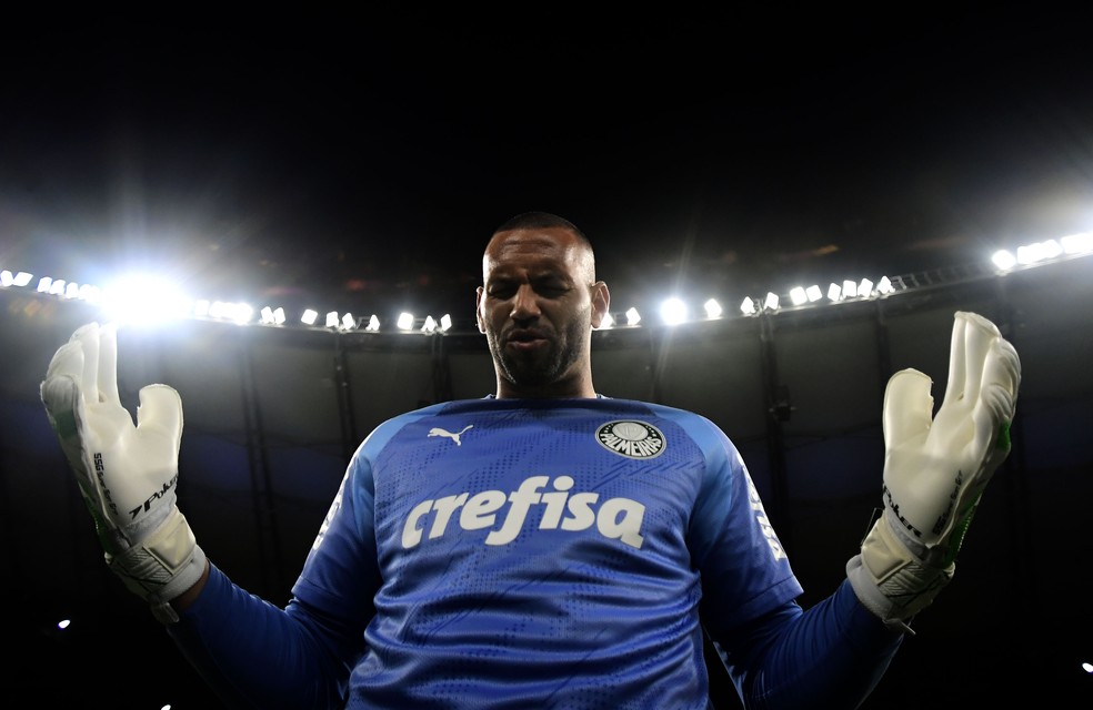 Weverton no aquecimento para Cruzeiro x Palmeiras — Foto: Marcos Ribolli