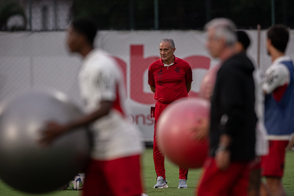 Tite em treinamento do Flamengo na tarde de quinta-feira — Foto: Paula Reis/Flamengo