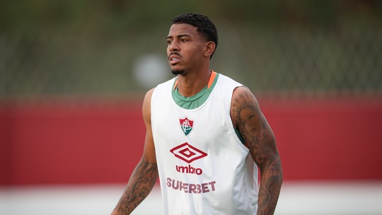 John Kennedy não é regularizado e está fora do Fla-Flu - Atacante está de volta ao Fluminense depois de ser emprestado ao Pachuca, do México