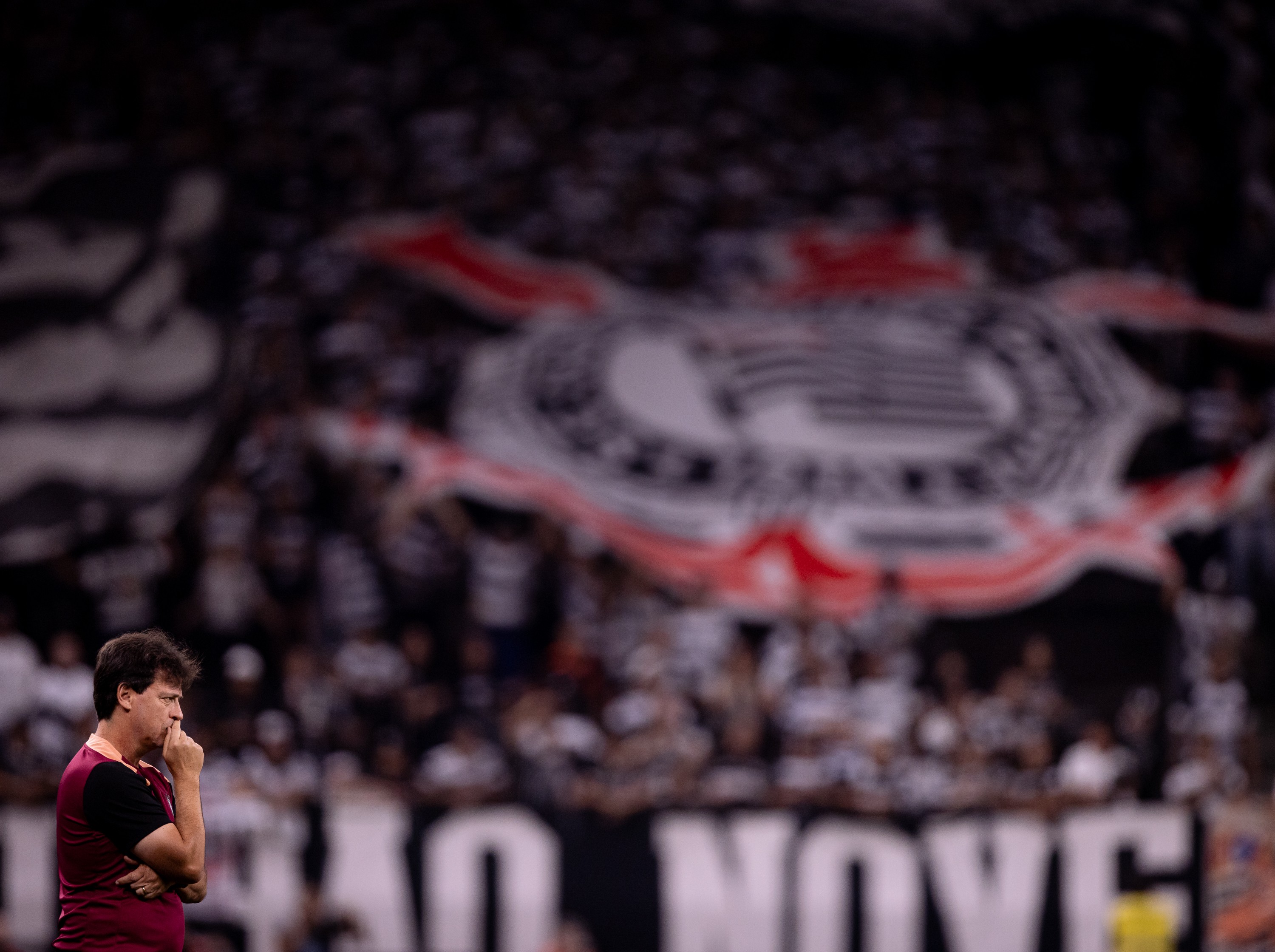 Diniz fortalece defesa do Corinthians com sintonia entre elenco e torcida