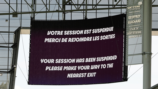 Telão falou em "sessão suspensa" após invasão do campo