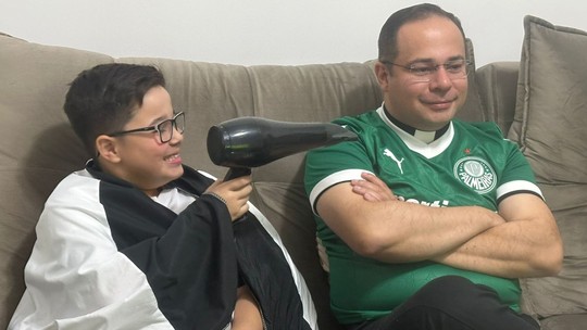 Menino que secou Palmeiras assiste a jogo com padre e celebra eliminação - Enzo Toyonaga, de 10 anos, ficou famoso após pedir em uma missa que o Verdão não vencesse