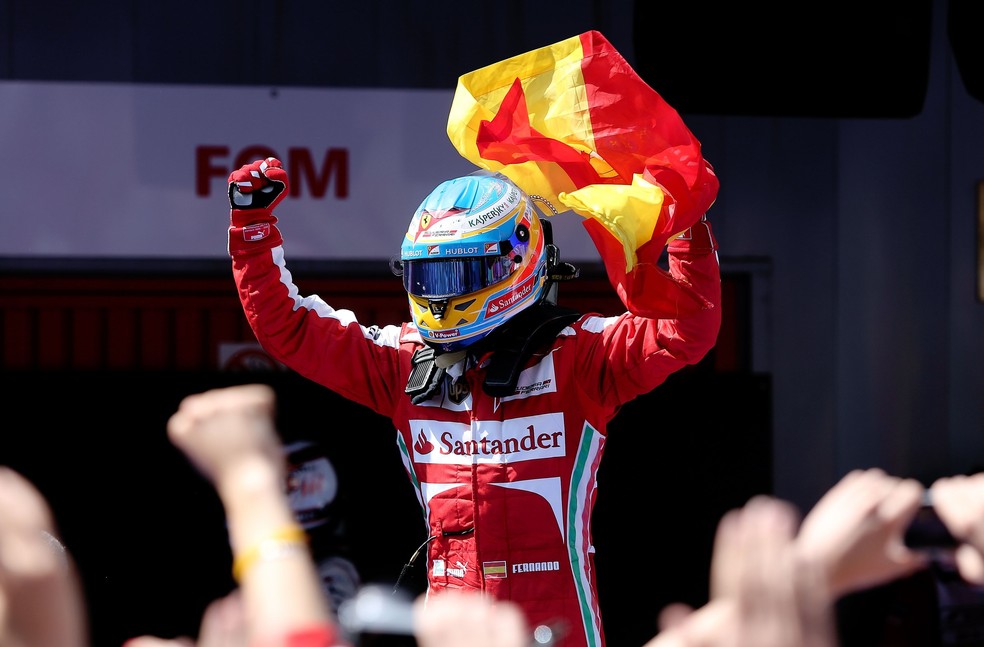 Fernando Alonso comemorando vitória em Barcelona — Alonso F1 2027