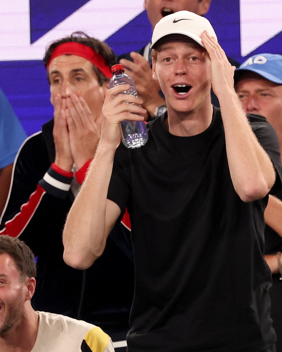 Jannik Sinner reage ao título de tenista amador no Million Dollar 1 Point Slam — Foto: Divulgação/Australian Open