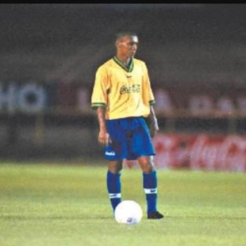 Ex-jogador Jackson vestindo a camisa da Seleção Brasileira — Foto: Reprodução / Instagram