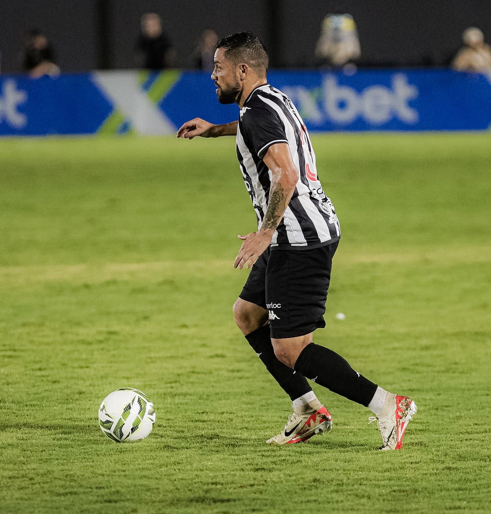 Felipe Azevêdo em treino pelo Botafogo-PB