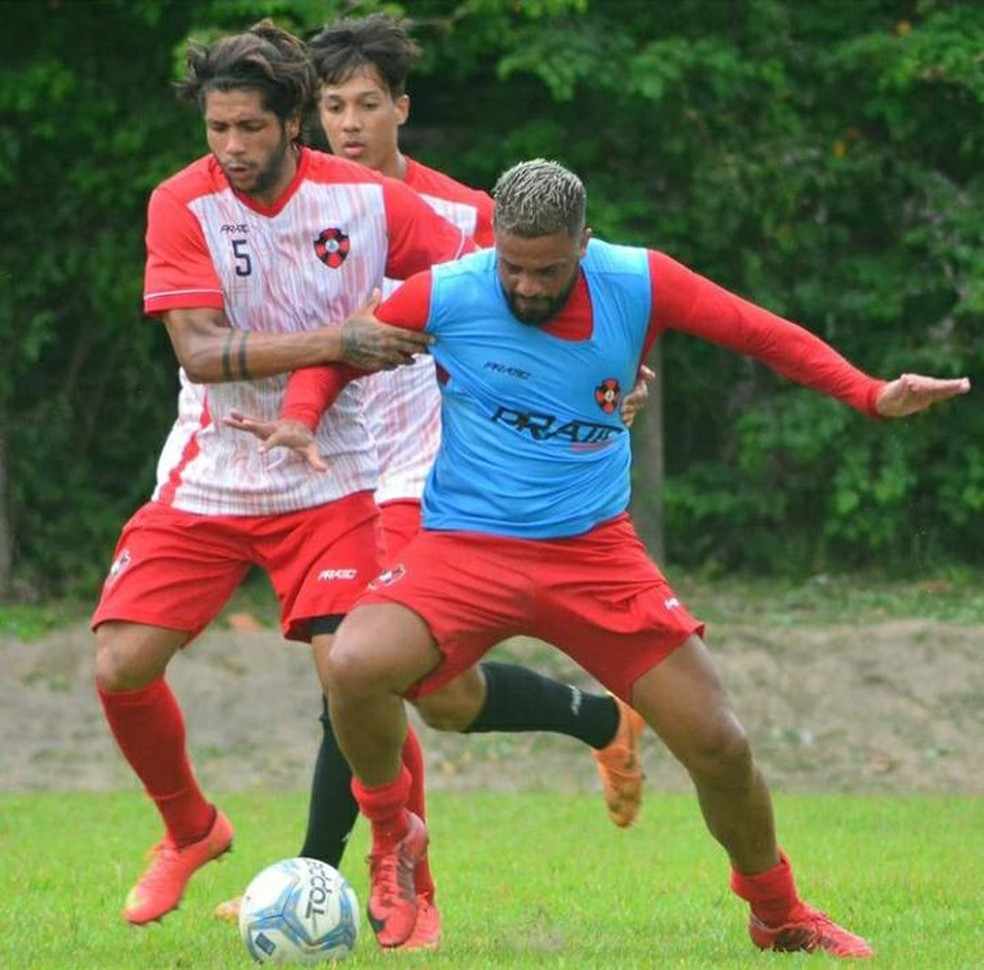 Vitor, Rendell e Jefferson Araújo em disputa de bola no treino do Moto Club no CT Pereira dos Santos  — Foto: Hiago Ferreira / Moto Club