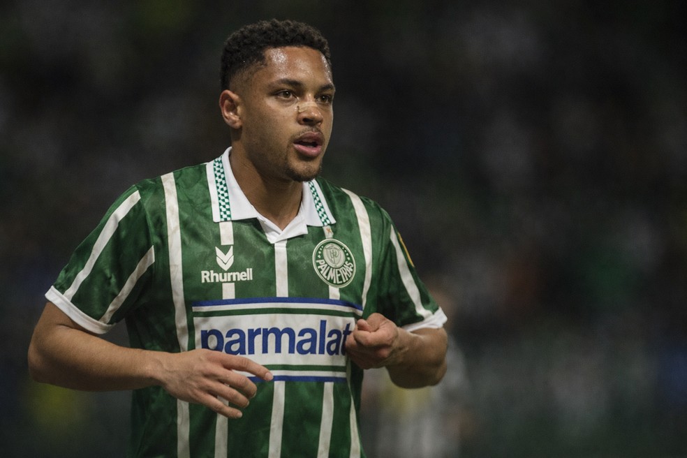 Victor Roque, em montagem feita por inteligência artificial, com uniforme do Palmeiras de 1993 — Foto: Montagem, IA