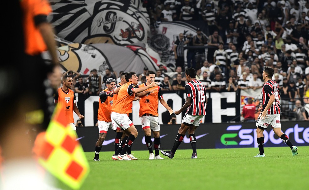 Gol de Luiz Gustavo em Corinthians x São Paulo — Foto: Marcos Ribolli