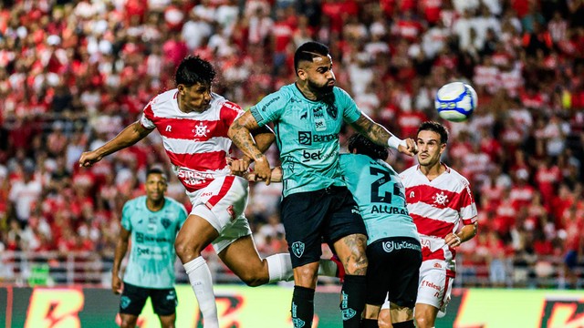 Zagueiro do CRB, Luís Segovia em ação contra o Paysandu