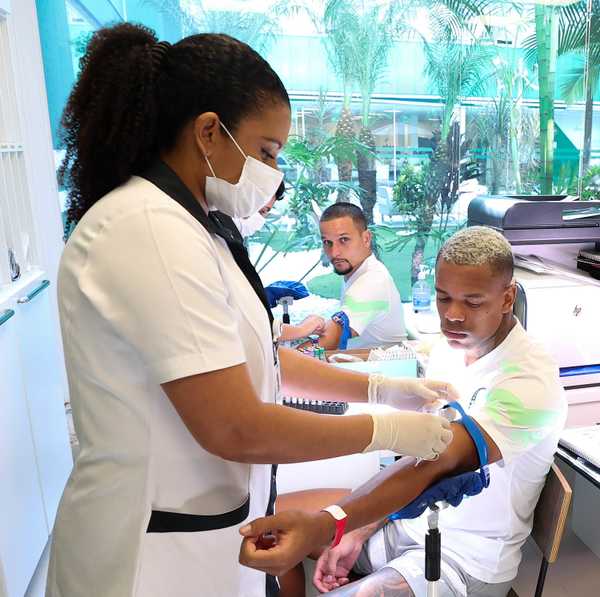 Artur e Kevin se reapresentam no Palmeiras enquanto definem detalhes de suas saídas à Europa