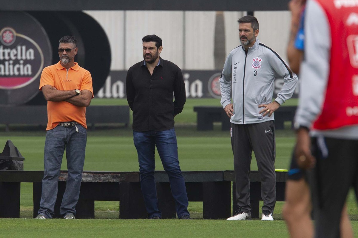 Ex-atacante Finazzi faz visita a Carille e acompanha o treino do ...