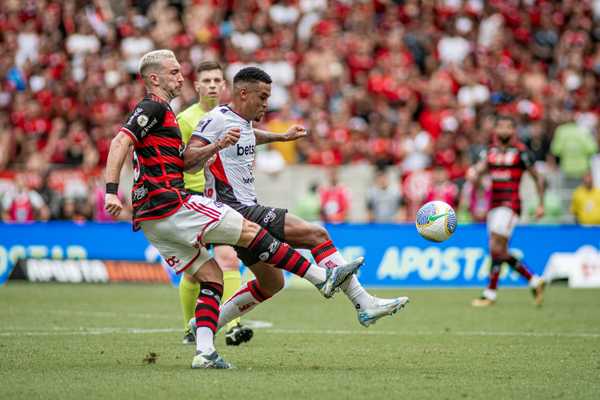 Flamengo e Vitória empatam em jogo emocionante: destaques e gols.