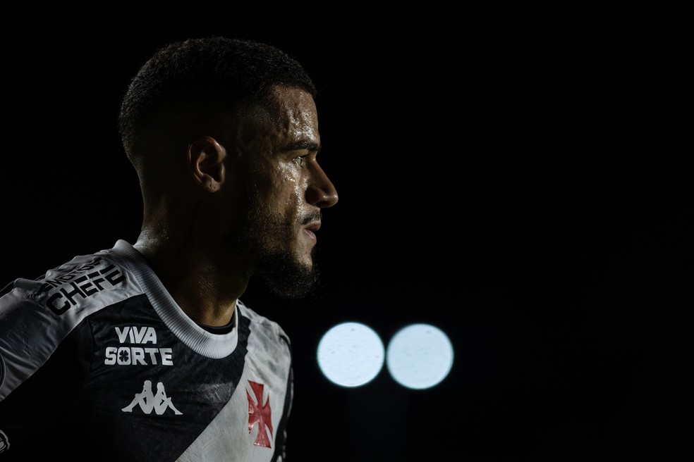 Philippe Coutinho com a camisa do Vasco — Foto: Dikran Sahagian/Vasco