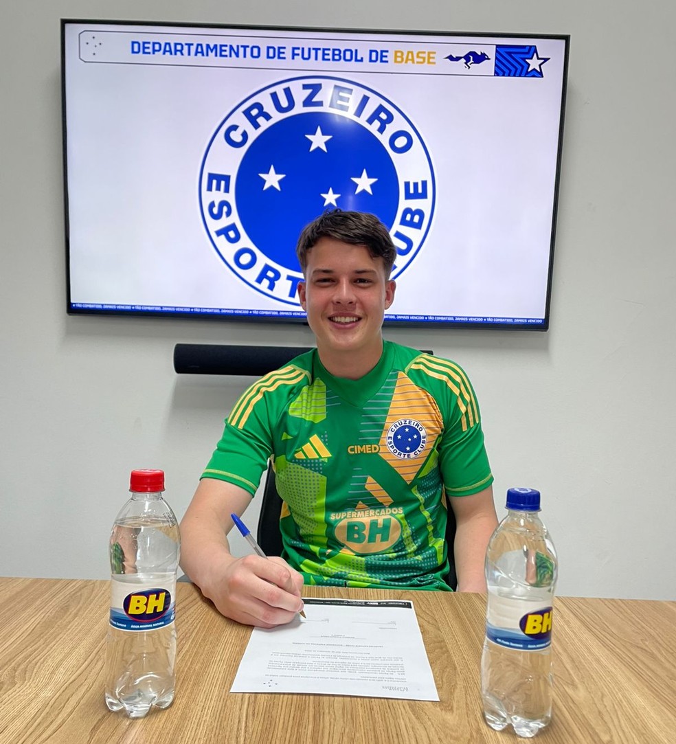 Ricardo Roewer assina contrato profissional com o Cruzeiro