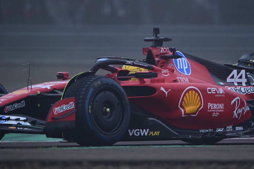 Hamilton dirige carro da Ferrari em teste na pista de Fiorano — Foto: Andrea Diodato/NurPhoto via Getty Images