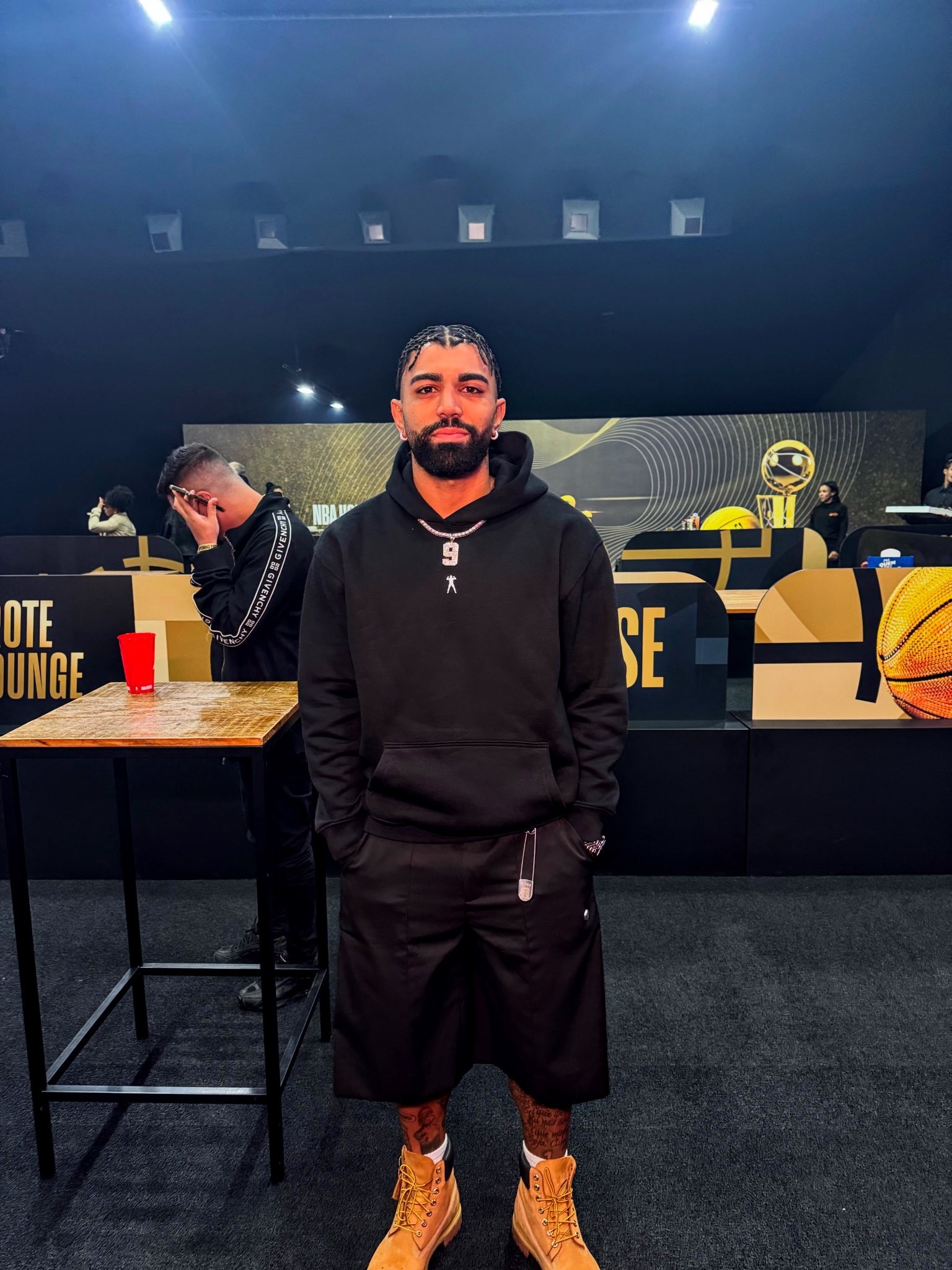 Jogador Gabigol viaja em avião particular e curte evento da NBA.