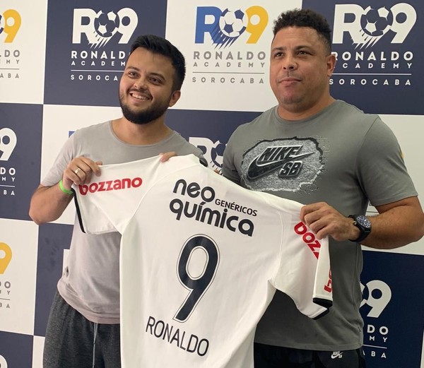 R10 no Morumbi: chuteira no ombro e autógrafo em camisa do São Paulo