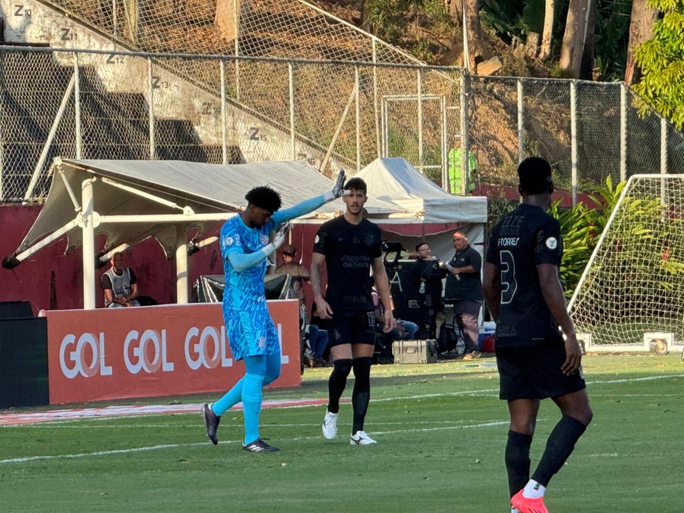 Hugo Souza se desculpa com companheiros depois de falha bizarra — Foto: Emilio Botta