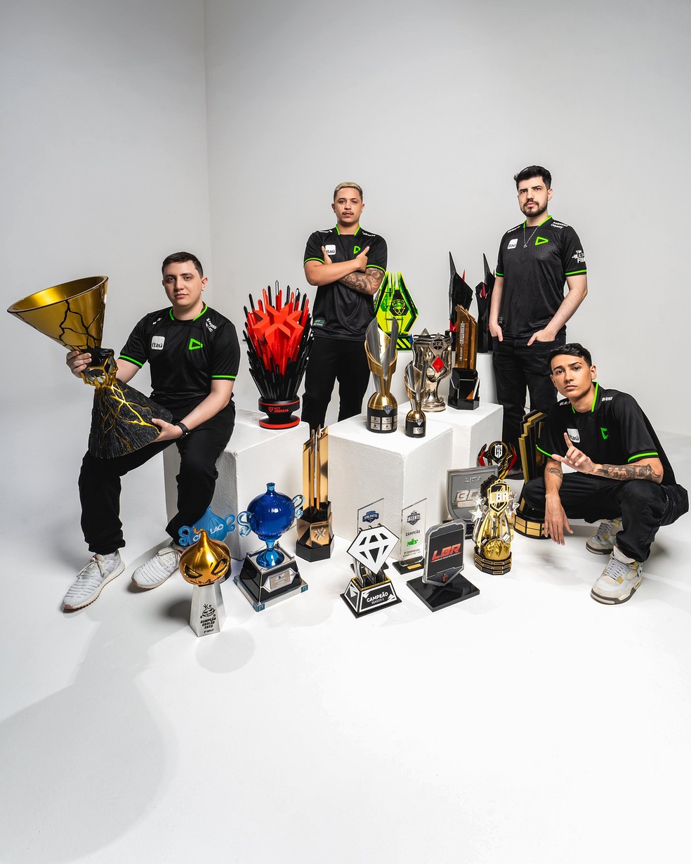 Da esq. para a dir.: Saadhak, cauan7, Robo e Bak, integrantes da LOUD, com troféus conquistados pela organização — Foto: Divulgação/LOUD