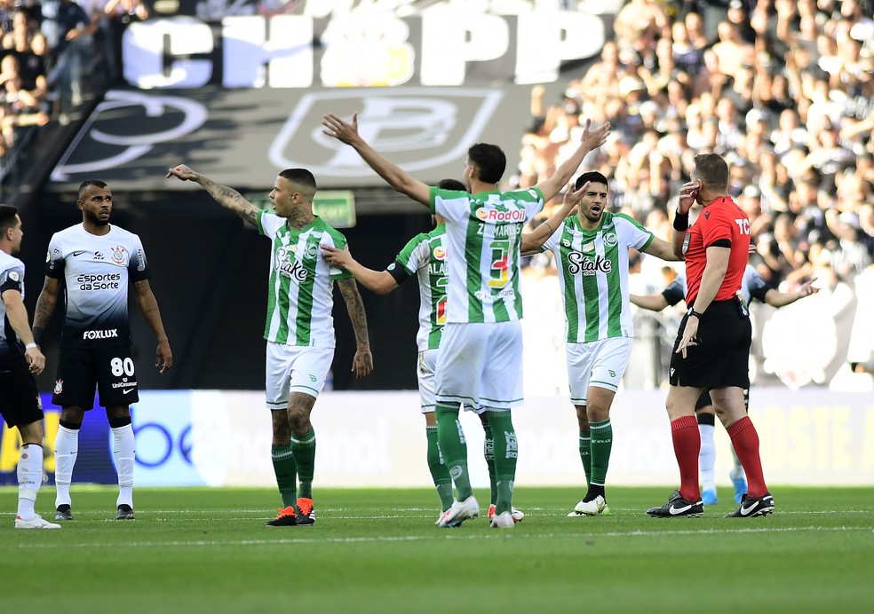 Jogadores do Juventude reclamam da demora do VAR