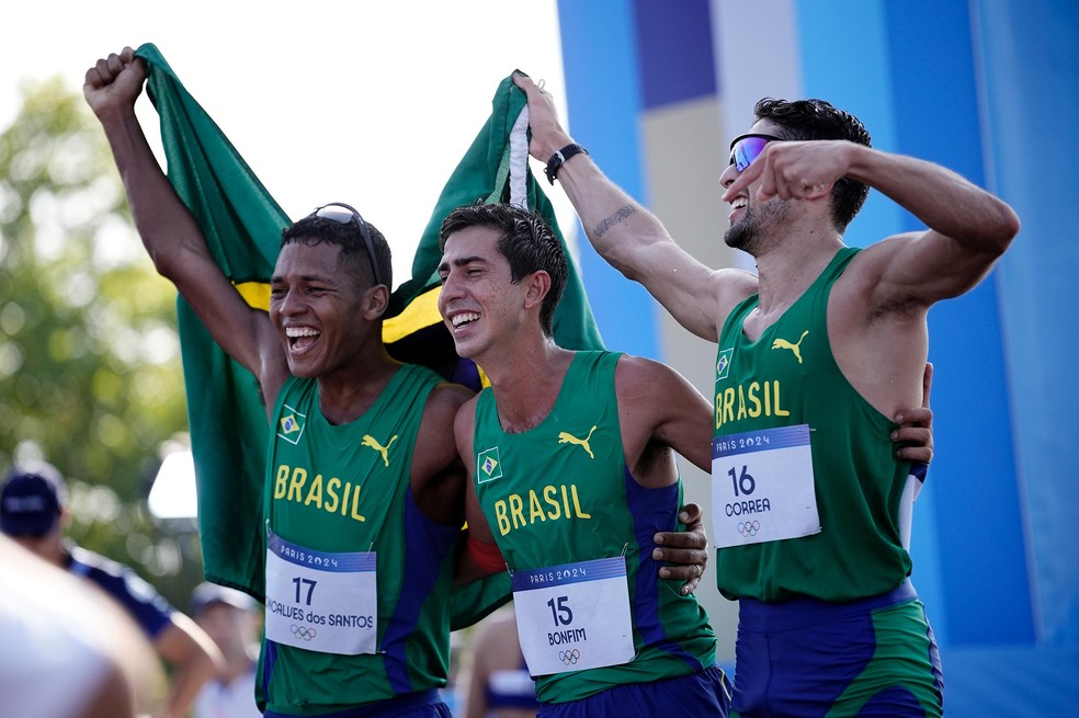 Brasileiros comemoram medalha de prata de Caio Bonfim — Foto: Alexandre Loureiro/COB