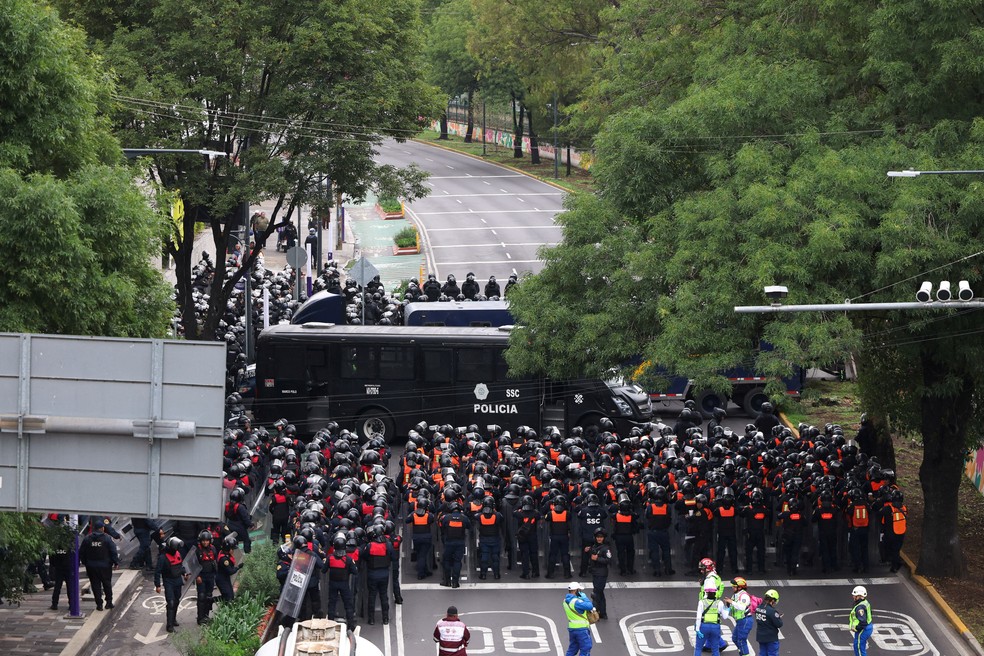 Policiais fazem bloqueios — Protesto na Cidade do México
