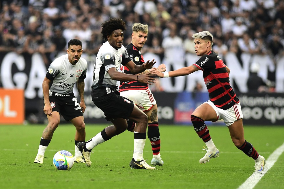 Luiz ARaújo em ação no Corinthians x Flamengo: atacante esteve apagado — Foto: Marcos Ribolli