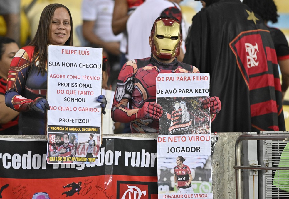 Torcida do Flamengo com cartaz para Filipe Luís — Foto: André Durão / ge