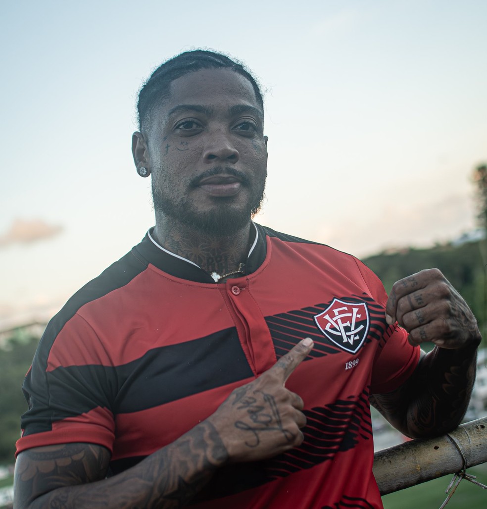 Marinho usando o uniforme de 2016 em anúncio no Vitória — Foto: Victor Ferreira/EC Vitória