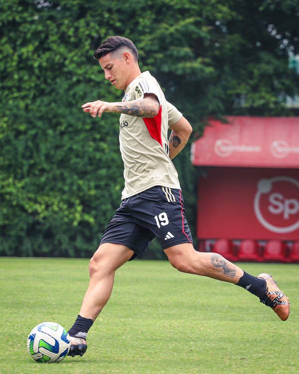 Em três meses de São Paulo, James fez só um jogo inteiro com Dorival