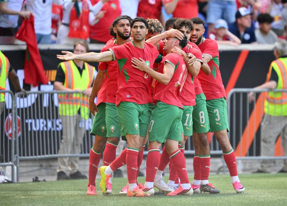 Jogadores do Marrocos comemoram gol de Brahim Díaz — Foto: ANGELA WEISS / AFP