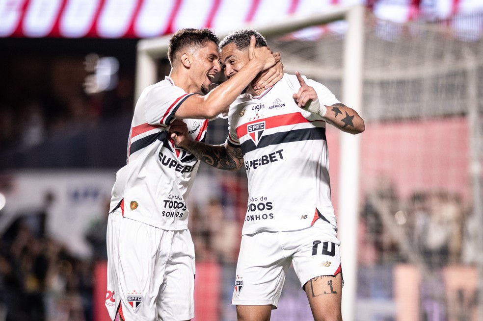 Luciano comemora gol do São Paulo contra o Bahia.