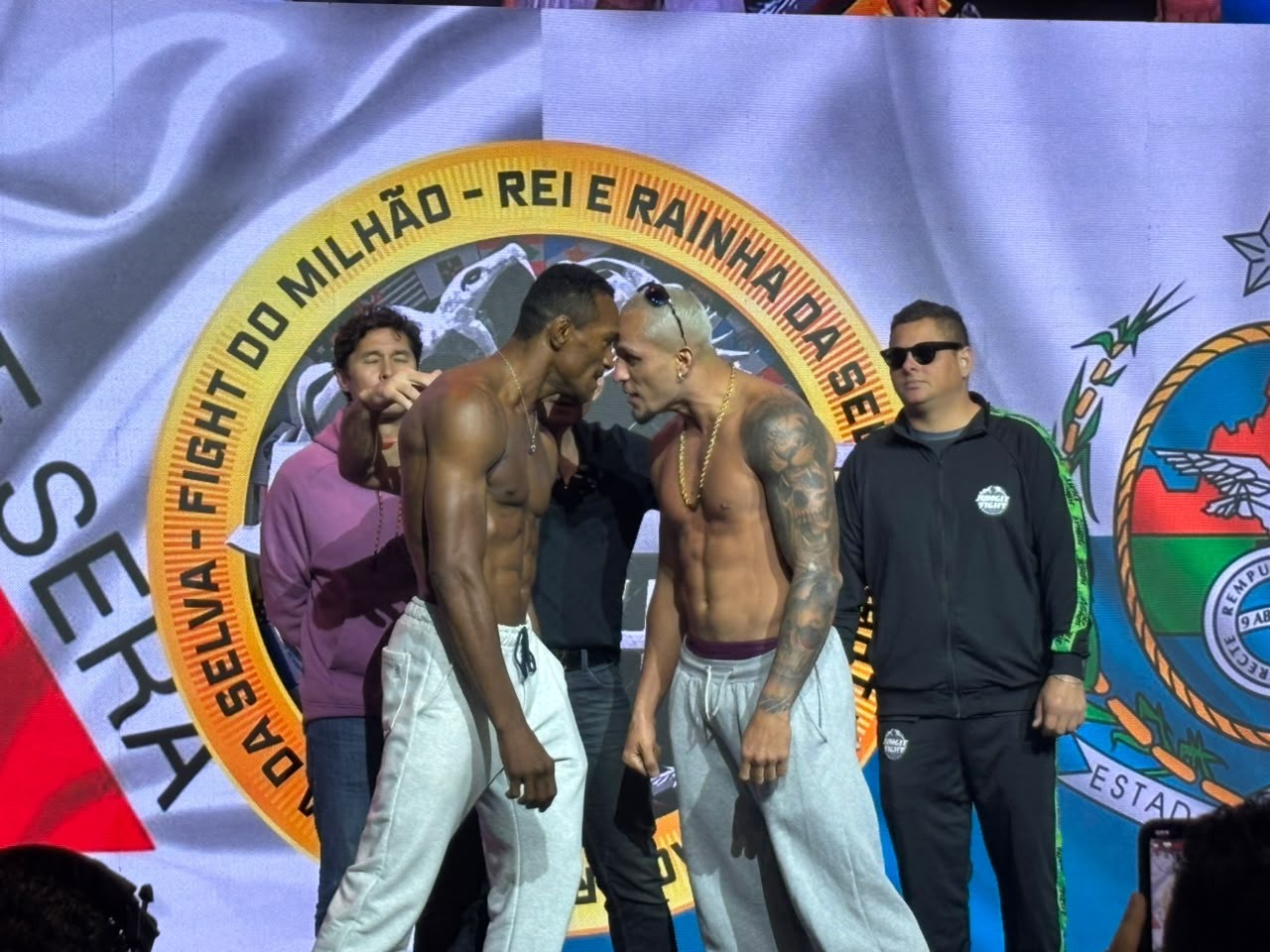 Finalistas do Fight do Milhão batem peso e trocam provocações em pesagem quente