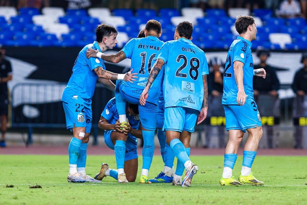 Rony e Neymar comemoram gol do Santos contra o Remo — Foto: Fernando Torres/AGIF